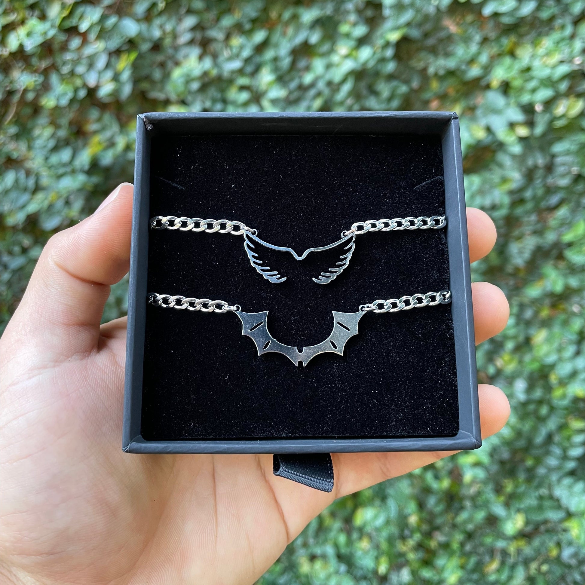 Collar Alas de Demonio de acero inoxidable, estilo urbano, ideal para regalo en Paraguay.
