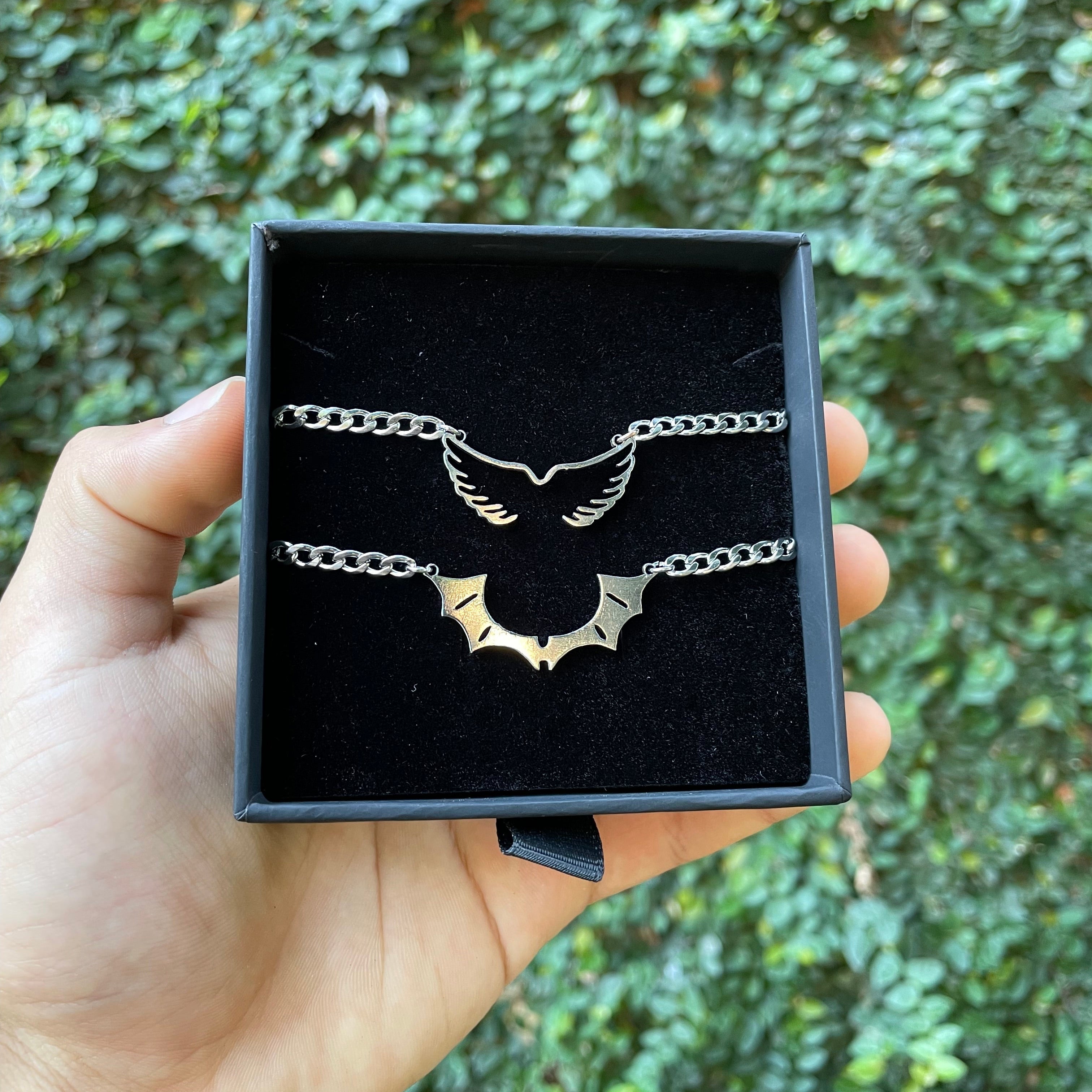 Collar Alas de Demonio de acero inoxidable, estilo urbano, ideal para regalo en Paraguay.
