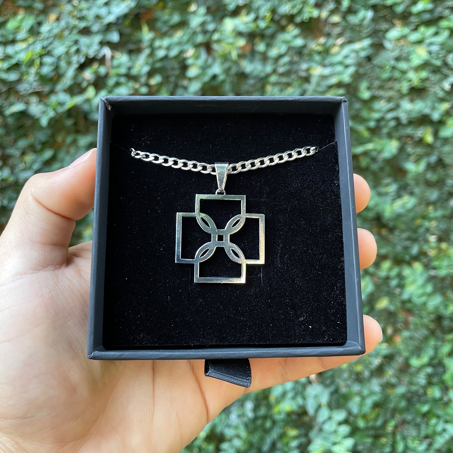 Collar Ameri de acero inoxidable, ideal para regalo en Paraguay.
