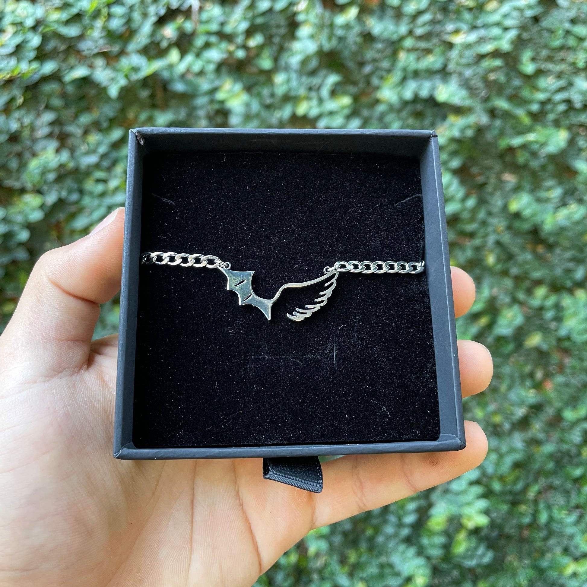 Collar Alas Combinadas de acero inoxidable, ideal para regalo de pareja en Paraguay.
